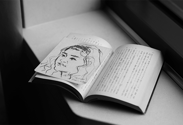 ▲ベトナム旅行中に「むさぼり読んだ」という、『輝ける闇』の文庫本。ハノイの公園で現地の男性が描いてくれた似顔絵をはさんだまま、24年が過ぎた今も大切にしている。新潮文庫 ¥590