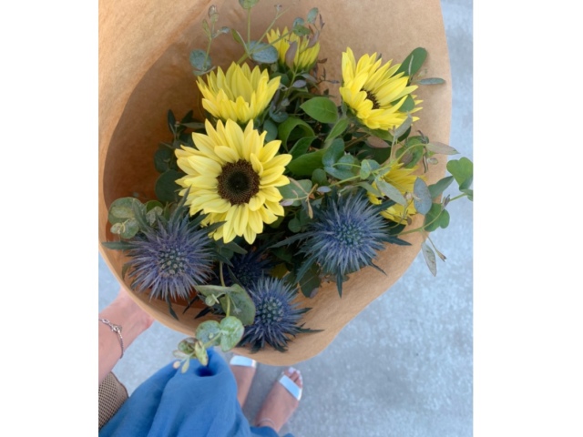 こちらも気まぐれのお花コーナー。
レモン色の向日葵。花やグリーンは癒しです。
