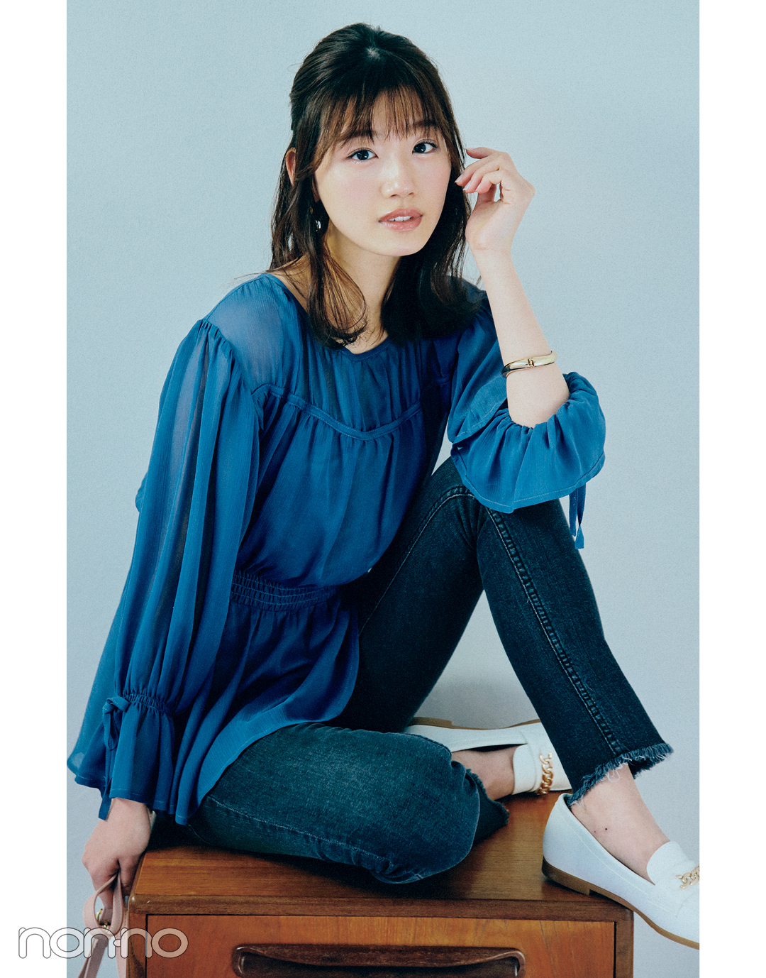 次女 佐々木美玲(日向坂46)の着こなすナチュラルフェミニンコーデ