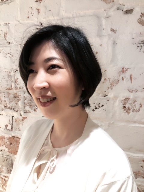 ボブにヘアアイロンで巻いています。少し重たく感じてきたので今回はバッサリいきます!