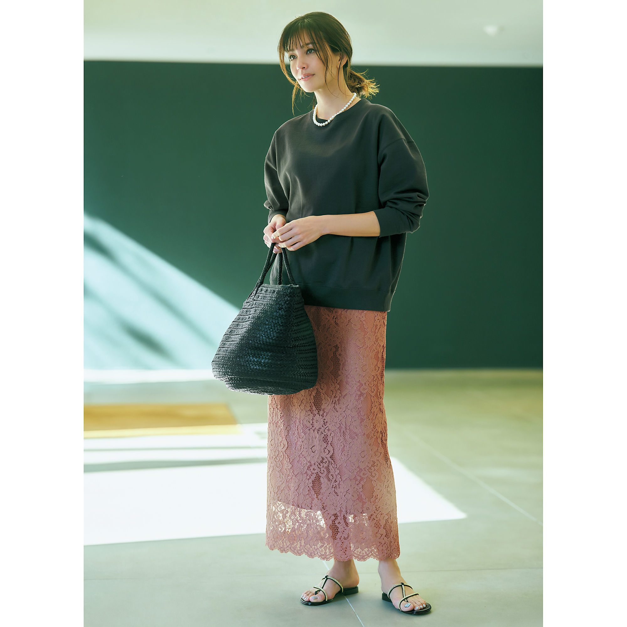 人気スタイリストが提案 徳原文子 Eclat のレーススカートで大人可愛いスタイルを完成 Web Eclat 50代女性のためのファッション ビューティ ライフスタイル最新情報