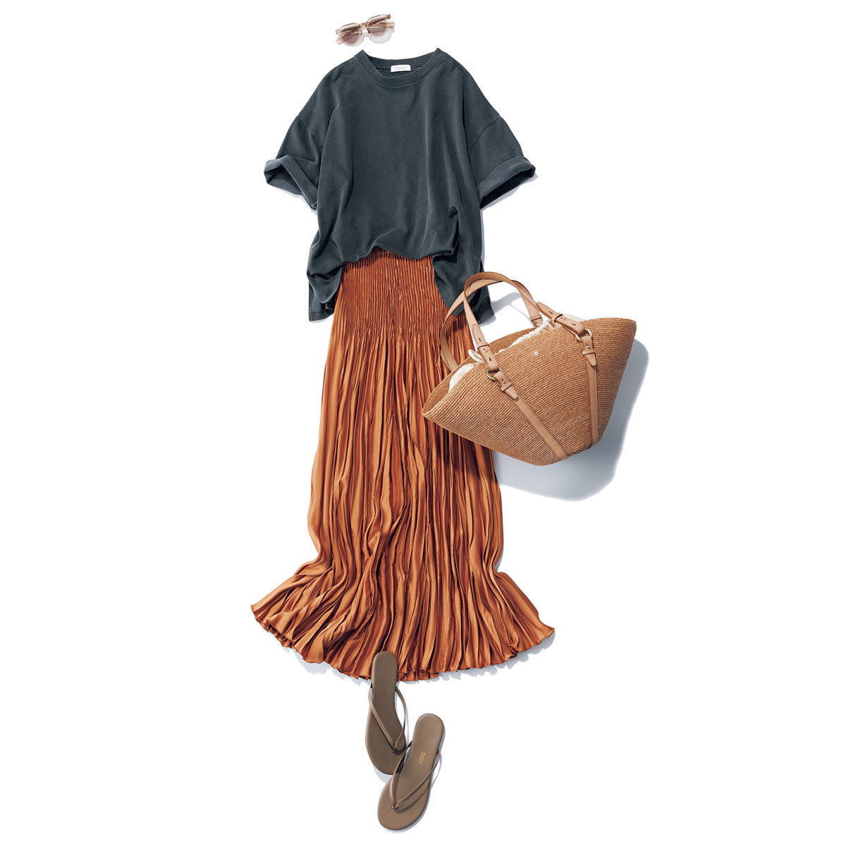 ■スミクロTシャツ × ブラウンのプリーツスカート