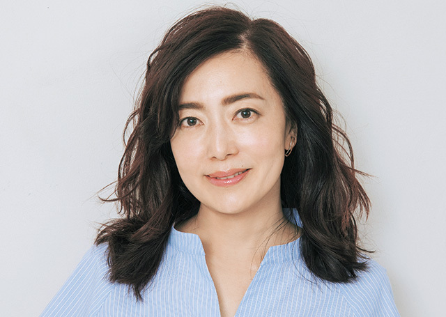 最旬シャツをもっと素敵に! 華やかだけどカジュアルな“今どきツヤ巻きヘア”完全プロセス_1_9