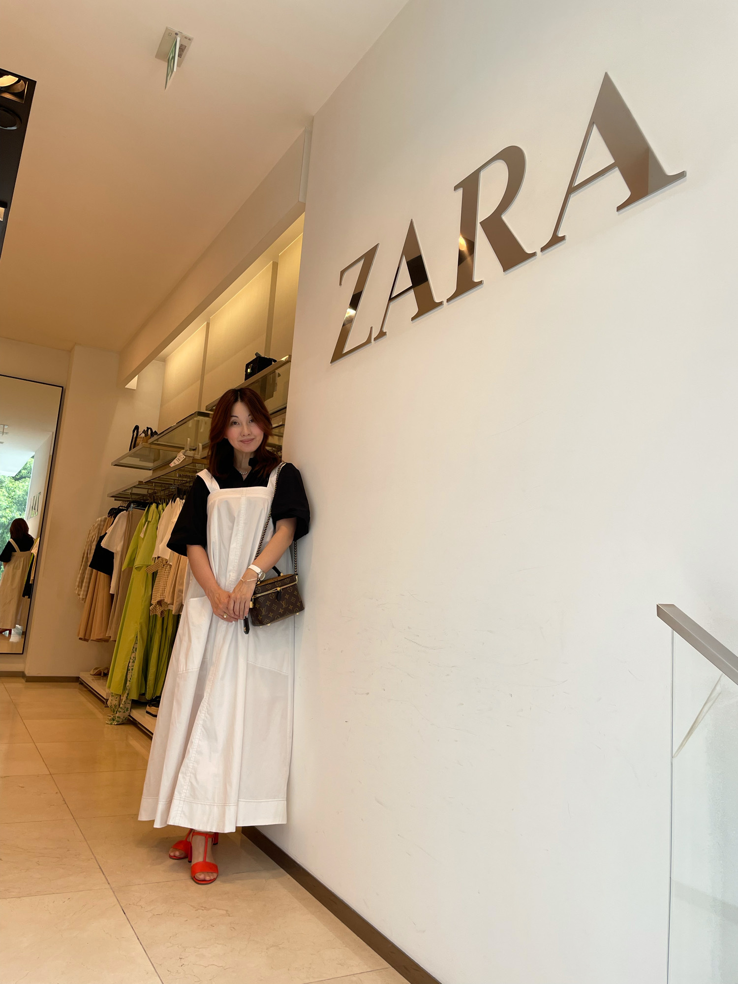 ZARA看板前女性