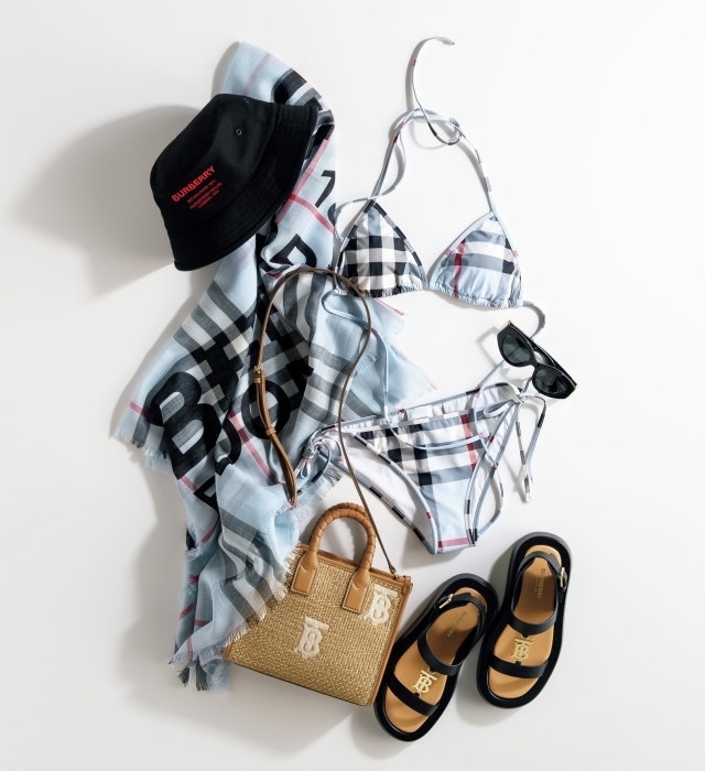 BURBERRY【大人の水着スタイル】