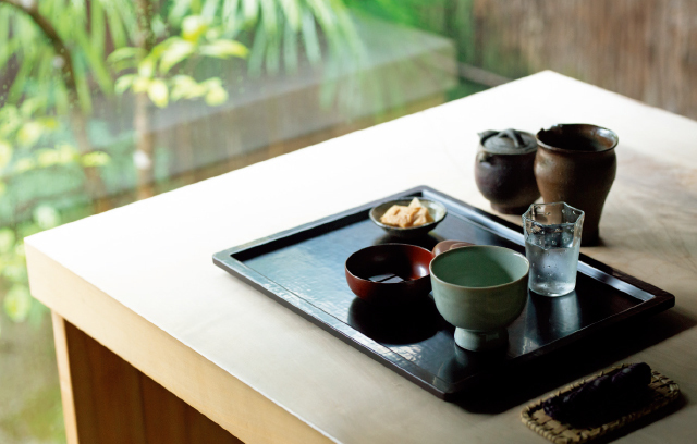 建物の一角に設けた喫茶『冬夏』。無農薬のお茶やカカオ、生菓子を作家の器で楽しめる。¥1,500~