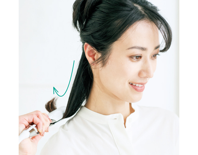 耳から下の襟足は外ハネに