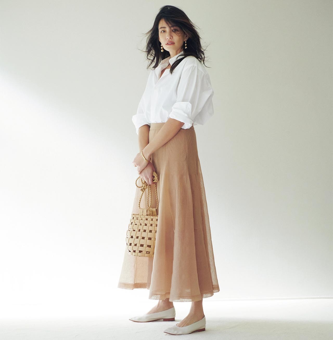 白シャツ×シースルースカートコーデを着たモデルのRINAさん