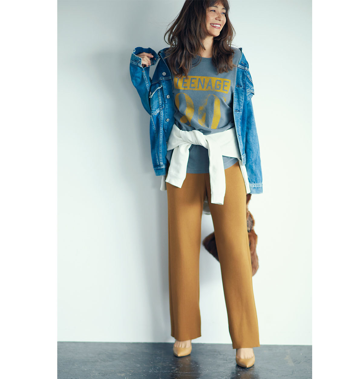 ■ニットパンツ×Tシャツ T シャツでカジュアルにはく日も足もとは女っぽく