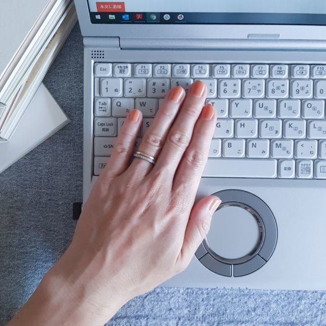 リモートワーク 手元 ネイル オレンジ ウカ uka