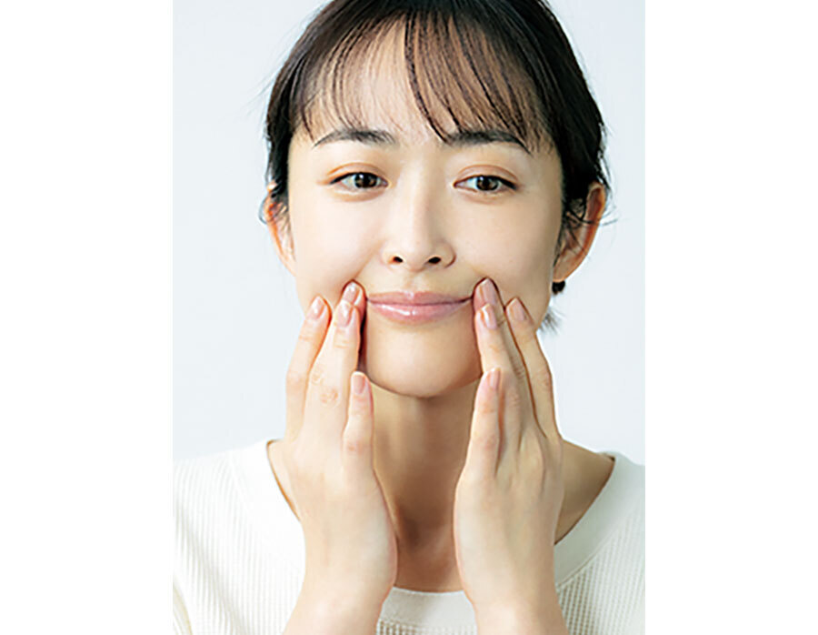 最後に、口角横を中指と薬指でプッシュしながら、軽く上に引き上げ、笑筋をほぐす。