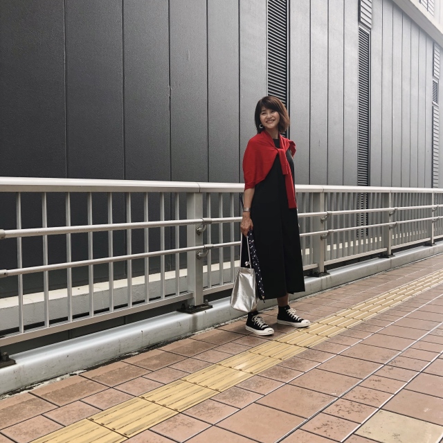 リゾートライクなブラックワンピースを日常に_1_1