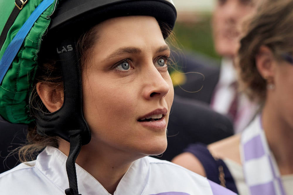 逆境の中、競馬界の栄光を目指す(C)2019 100 to 1 Films Pty Ltd