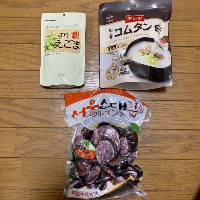 スンデ(春雨メインのブラックソーセージ)入りスープを作ろうと思って、真空パックのスンデと白濁スープの素、すりエゴマ。すりエゴマとエゴマ油は、一気に本場っぽい味にしてくれるので、台所に欠かせません。