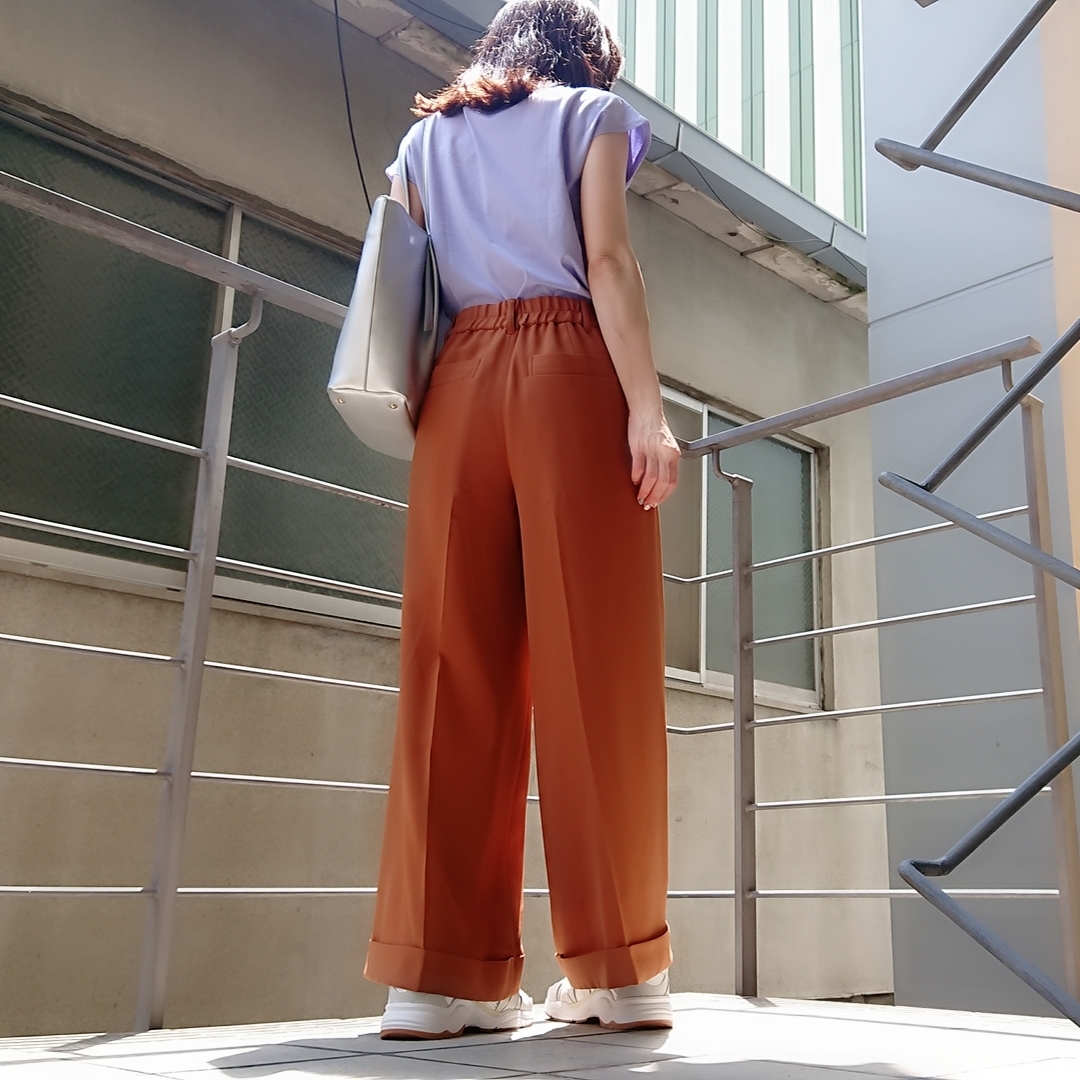 ラベンダーT-shirt ブラウンパンツ シルバーバッグ