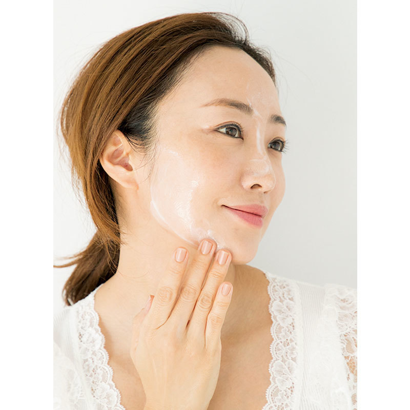 2.次に、比較的皮膚が強いUゾーン。汚れがたまりやすいフェイスラインになじませる