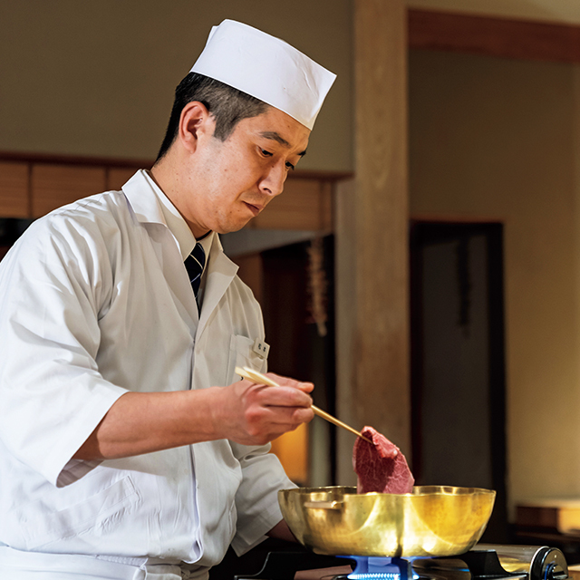 割烹の自在さを取り入れた料理をライブ感たっぷりに提供する松本進也料理長