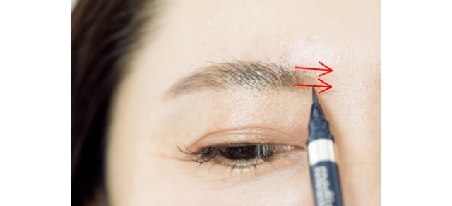 眉頭も薄いので、眉頭から眉間方向に横に滑らせながら足す。縦に描くのは濃く仕上がるのでNG。