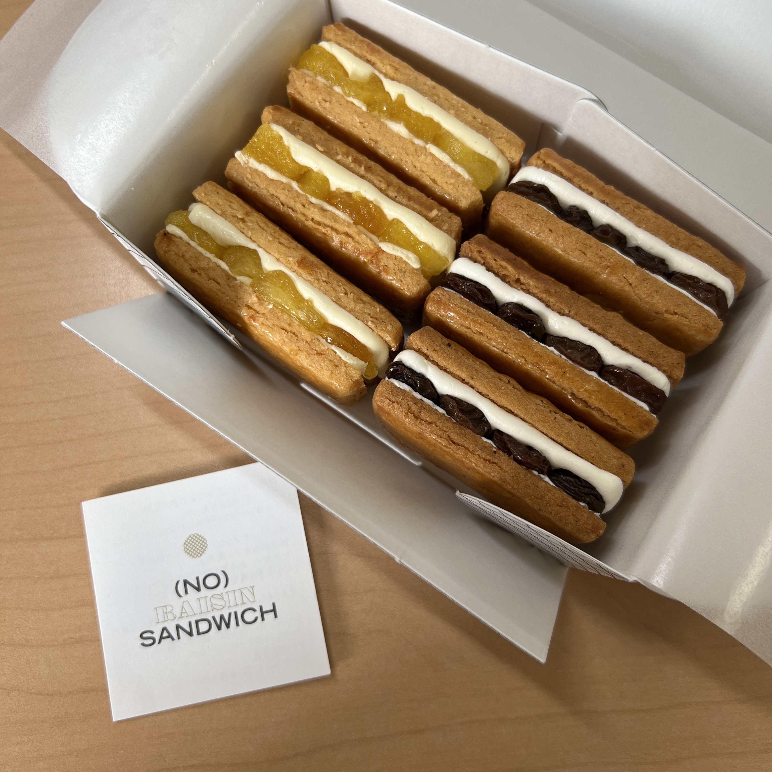 みっちり詰められた6つのバターサンドににやけちゃいそう。毎日のご褒美に、少しずつ食べます♡