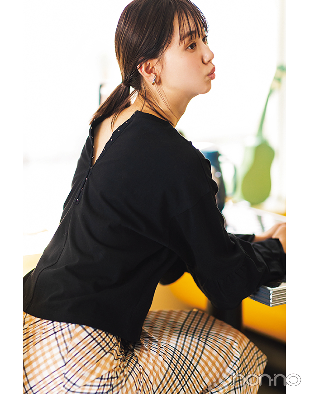江野沢愛美が着るバックコンシャスTシャツコーデ16