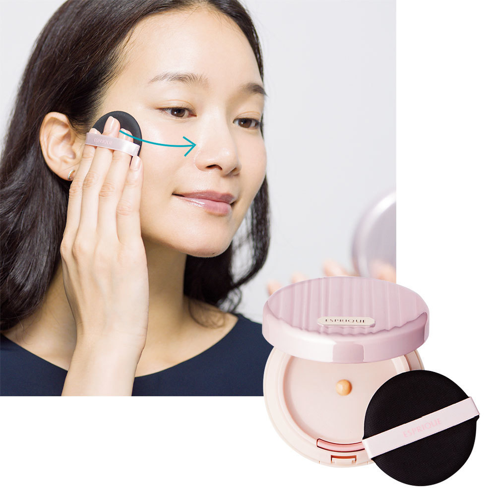 美容液、UV、下地、ファンデーション、お粉の機能がオールインワン。リキッドをパフでつけるので手が汚れない。エスプリーク リキッド コンパクト BB SPF25 PA+++ 全3色¥4,000(編集部調べ)/コーセー