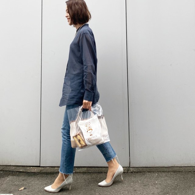 UNIQLOのシアーシャツに、RED CARDのジーンズ。