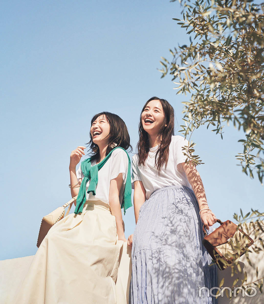 堀田真由と岡本夏美のシンプルTシャツを格上げモデルカット1-1