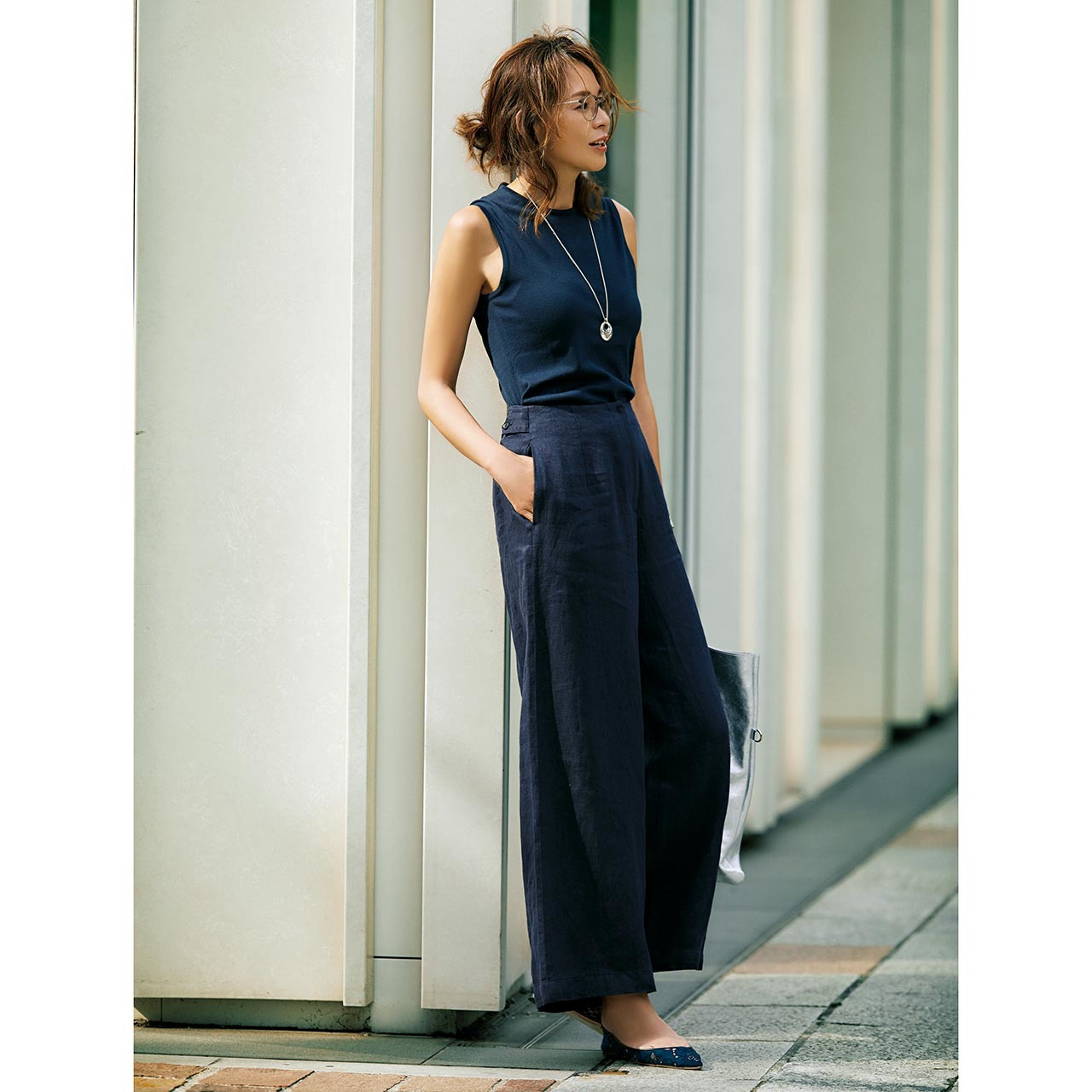 ノースリーブカットソー×ワイドパンツ×レースのフラット靴コーデを着たSHIHOさん