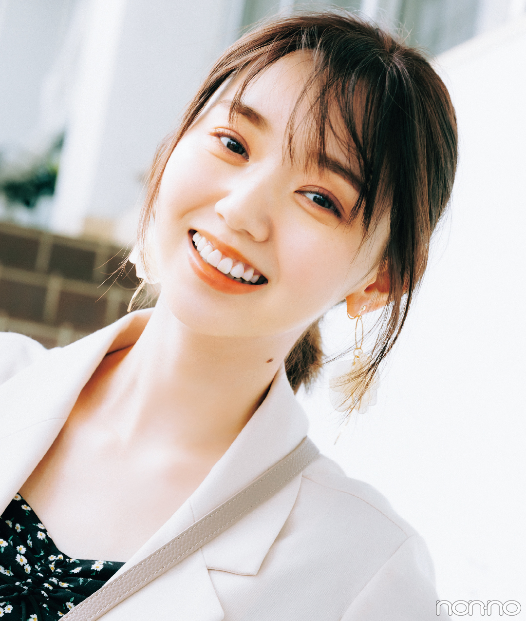 ピンクのまつげメイクの江野沢愛美