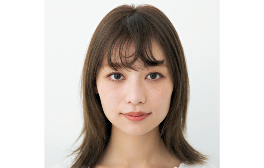 セルフカット&セット完了! ドライ質感のワックスで毛束をもみ込んで動きを出せば、トレンド感のあるくしゅバングに!
