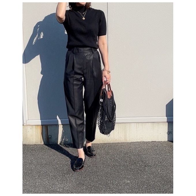 定番 黒パンツ を冬バージョンにブラッシュアップ 40代のパンツコーデまとめ 40代ファッション ファッション誌marisol マリソル 40代をもっとキレイに 女っぷり上々