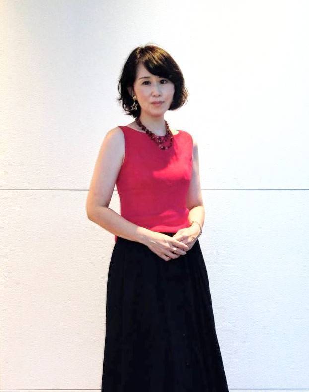 “大きく効かせる黒”とルビーレッドのノースリーブ_1_1