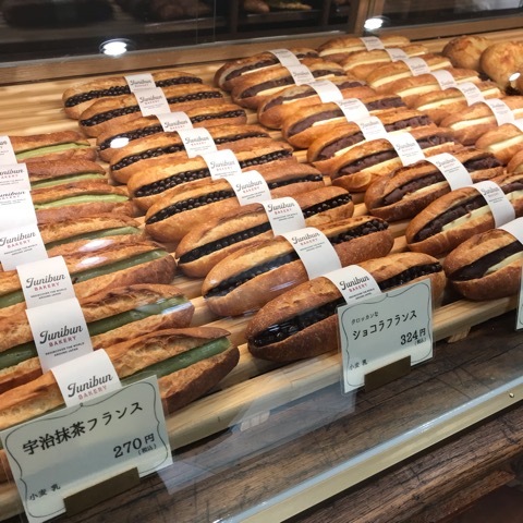 ジュウニブンベーカリーに並ぶ魅力的すぎるパン達