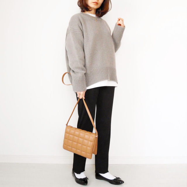 GUのリブスリムストレートパンツ×ベージュのニットコーデ