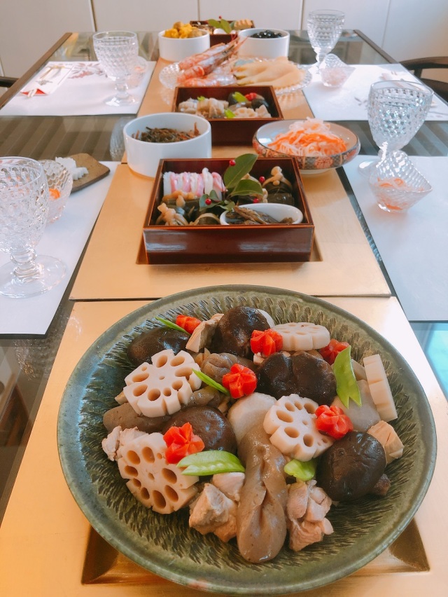 凝った物はありませんが、おせちは毎年かまぼこ以外は手作りです。
姉との合作なので、労力は半分ですが(笑)