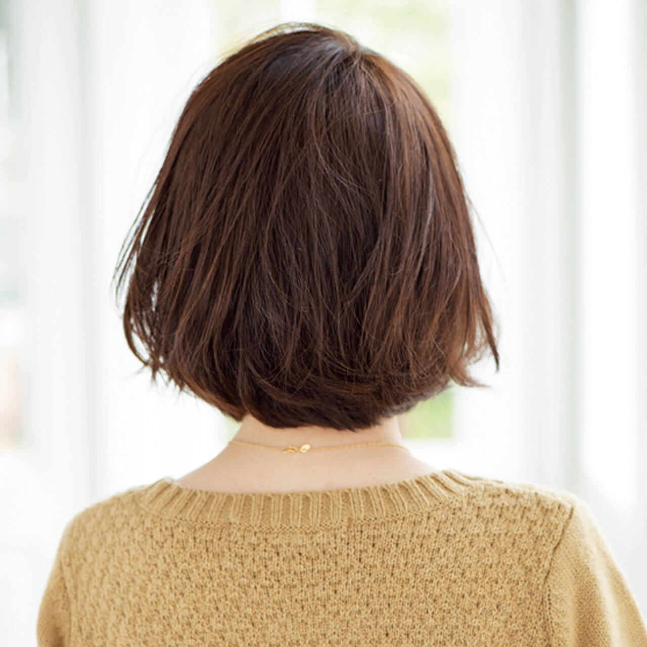 毛先を遊ばせたボブで、カジュアルで大人らしいおしゃれスタイル【40代のボブヘア】_1_4