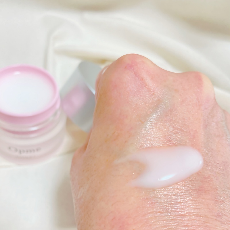 アスタリフトのOpmeの使用量はパール2粒分程度。乾いた肌にもスルスルとのび広がる優しい感触でべたつかない