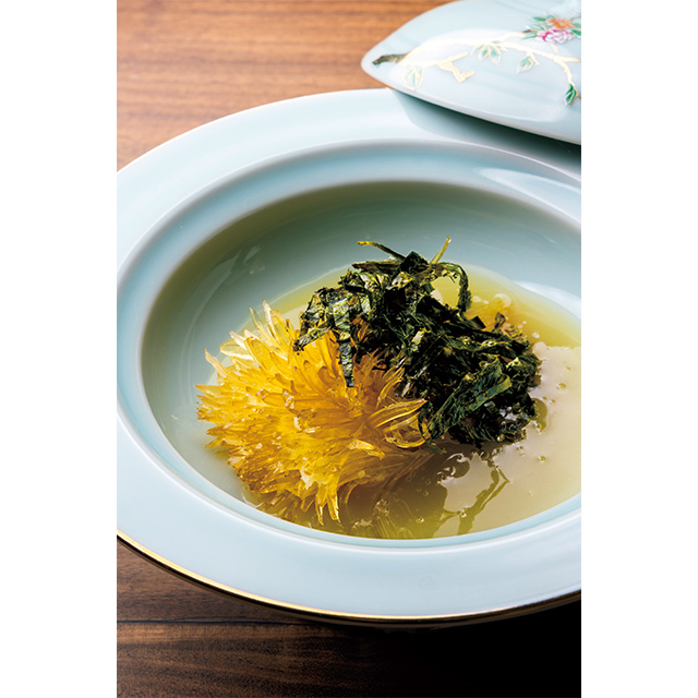 魚のアラのだしで 下味をつけ、磯のりを添えた「フカヒレ煮込み」の進化形