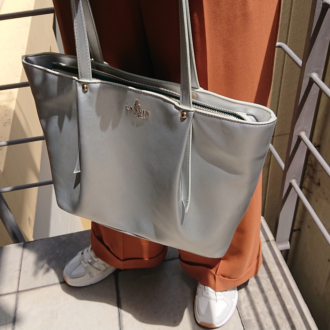 シルバーバッグ 白スニーカー