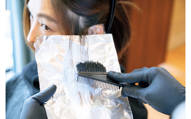 色を抜く耳まわりの部分をケアブリーチで色を抜く