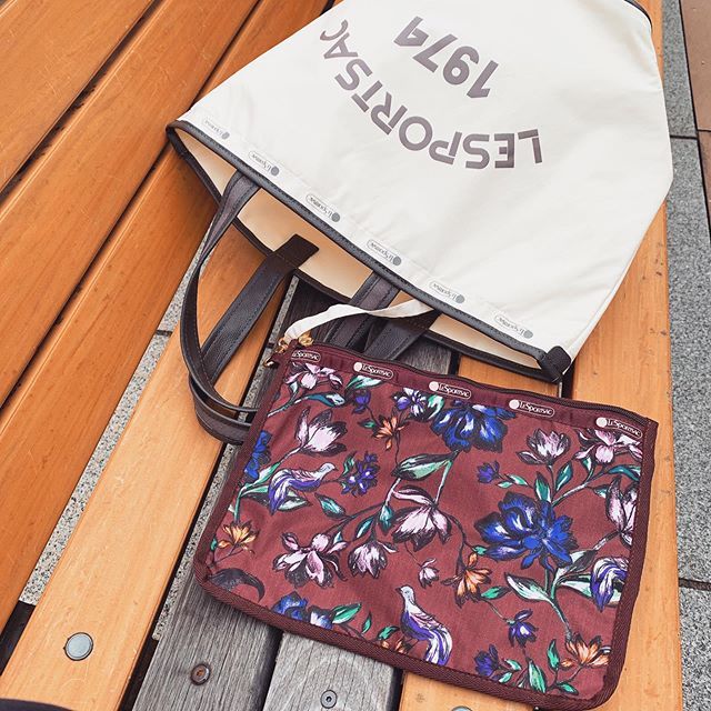 茶色の花柄ポーチつきなので、荷物の整理もラクラク。