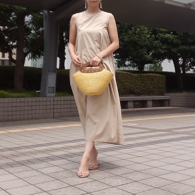 GUのAラインワンピース(ノースリーブ) ベージュ
