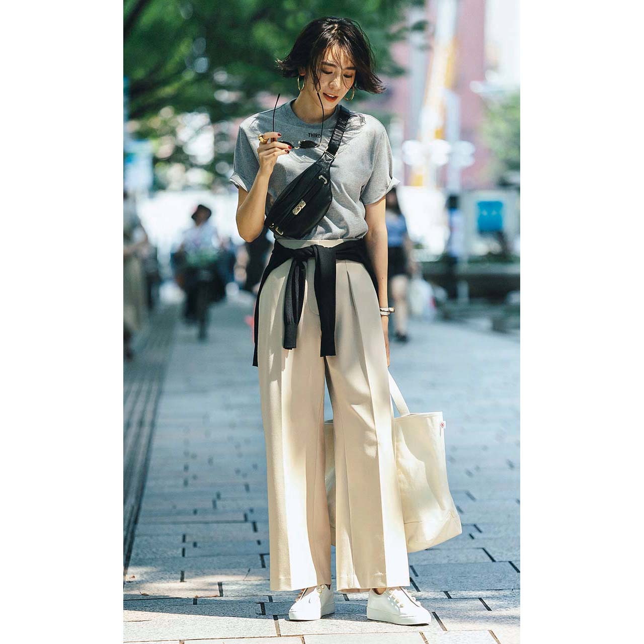 プラステの機能派パンツ×Tシャツコーデを着たモデルの竹内友梨さん