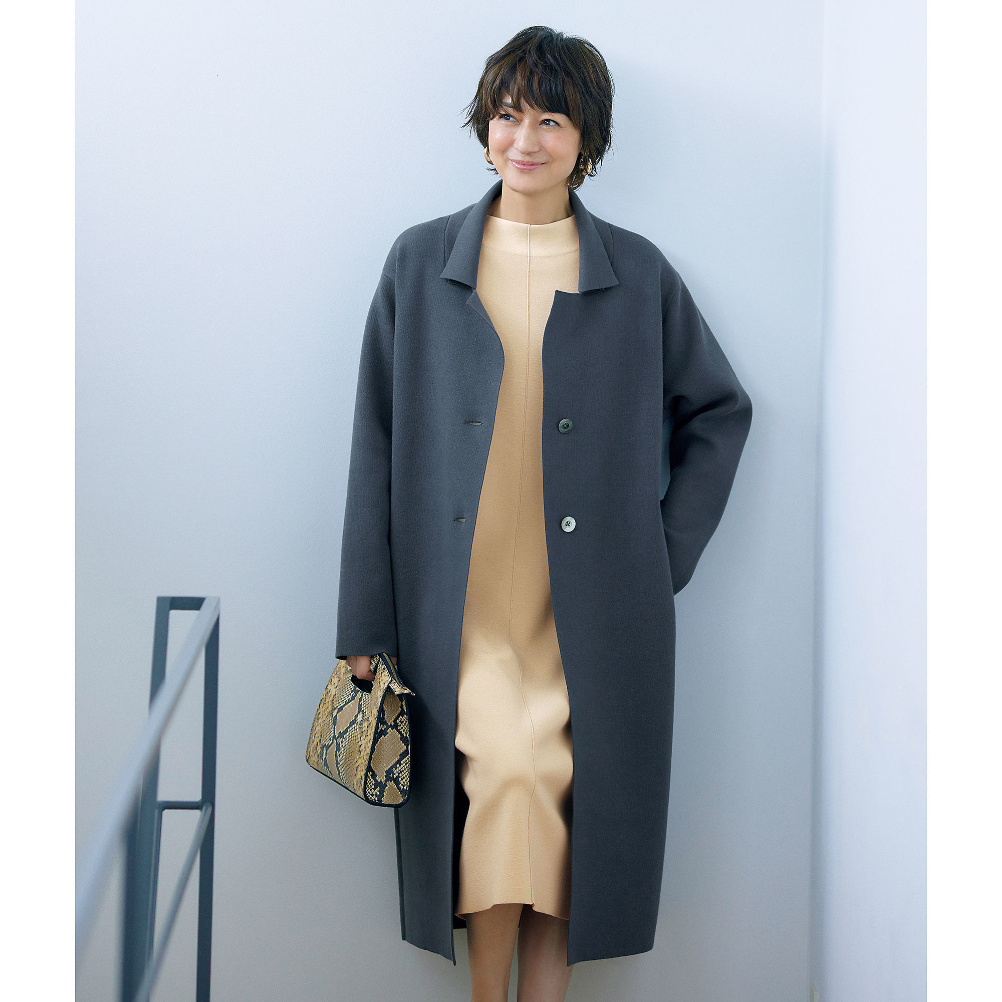 コットンカシミヤ素材で着心地抜群 富岡佳子さんが纏う E By Eclat のニットチェスターコート Web Eclat 50代女性のためのファッション ビューティ ライフスタイル最新情報