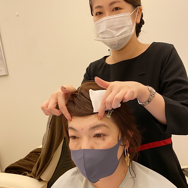 ケサランパサランの顔の土台作りで眉毛を整えてもらう