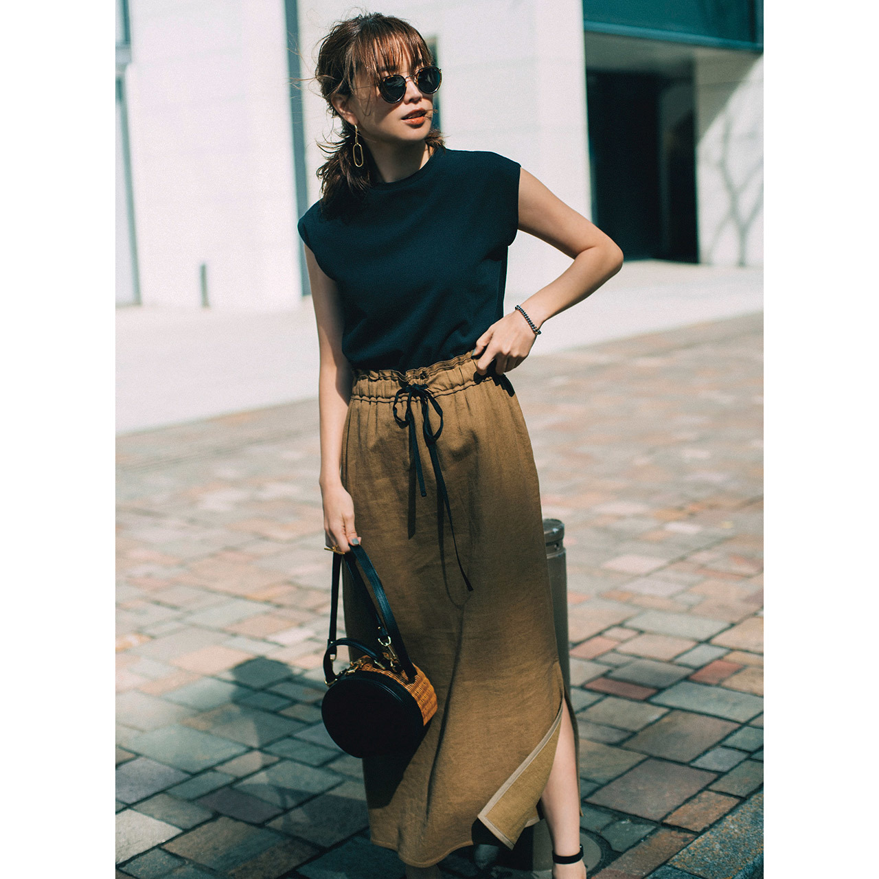 ノースリーブカットソー×パンツコーデを着たモデルの蛯原友里さん