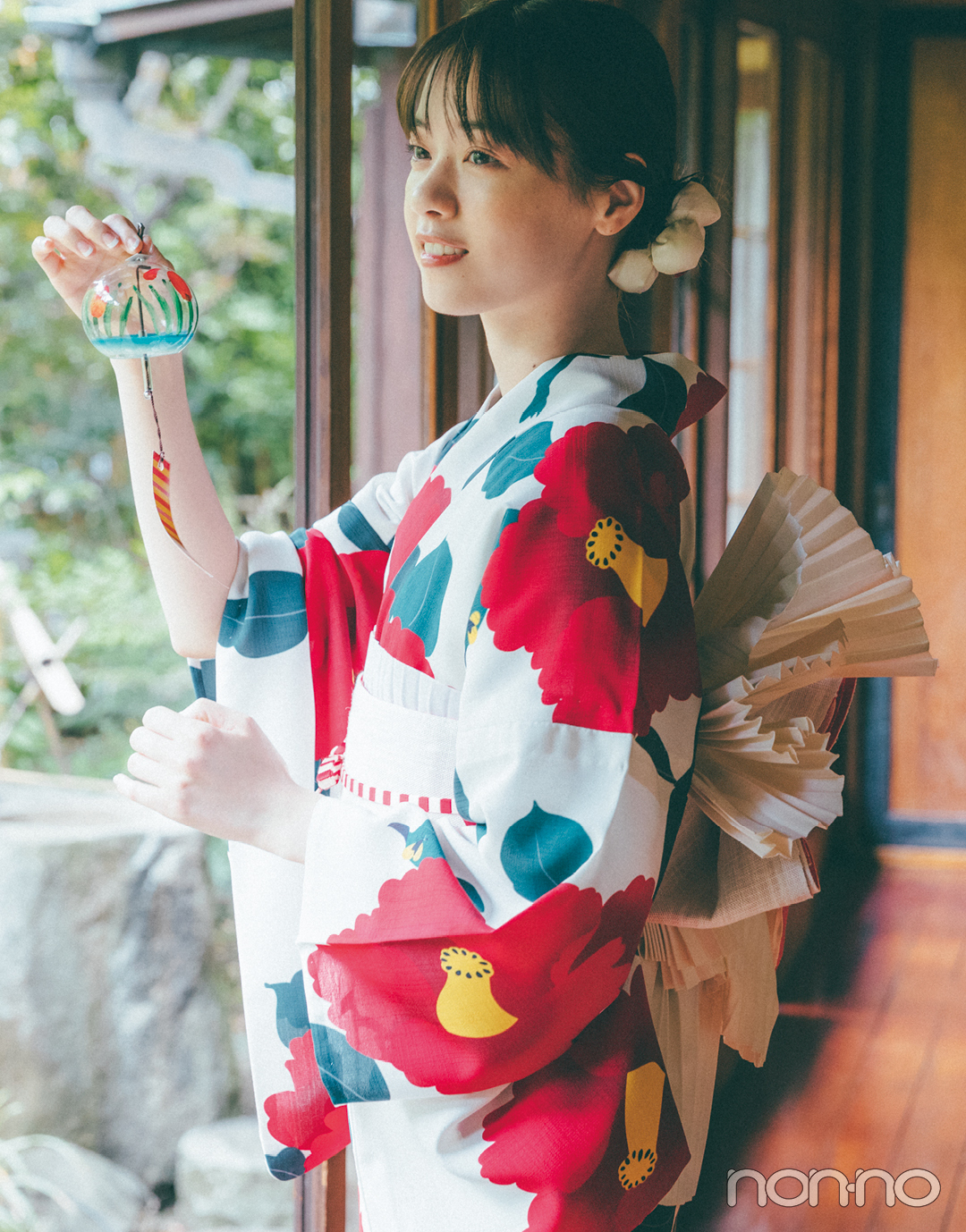 西野七瀬の「椿柄」の浴衣1