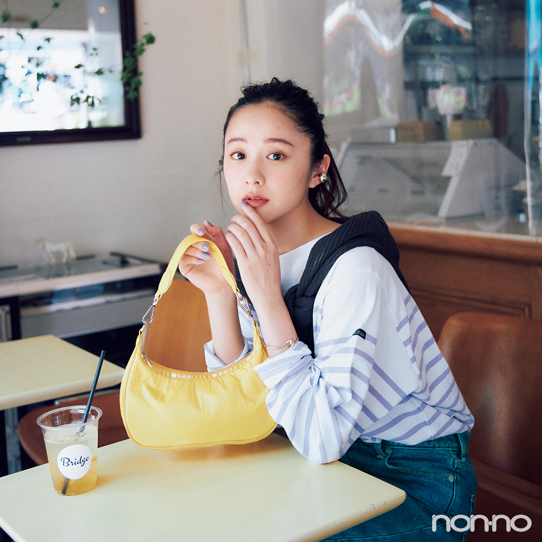 彼とカフェで待ち合わせ♡ 差し色になるイエローのミニバッグでアクセント