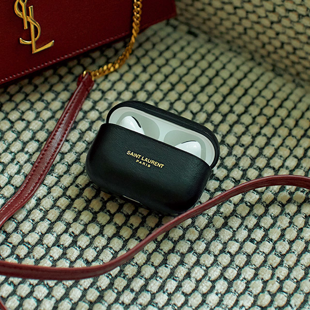 スマホ&AirPodsはサンローランで美しく賢く携帯する
