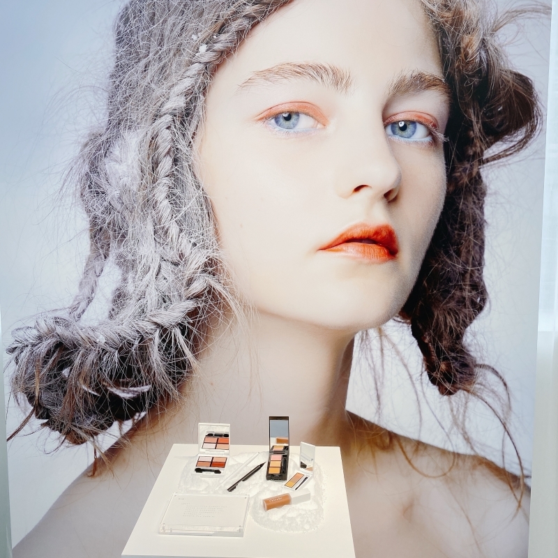 セルヴォークの2021年秋冬メイクアップコレクションのLOOK2